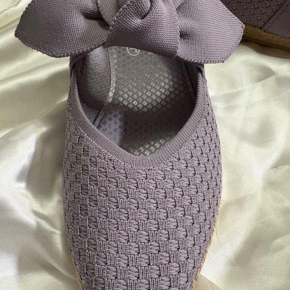 Cleo’s by Sketchers Air-Cooled Memory Foam Lavender Bow Slip-ons. Sz 9.5 - Picture 3 of 5